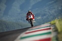 费德勒回归赛场，高光表现首场状态亮眼，公牛观众沸腾！