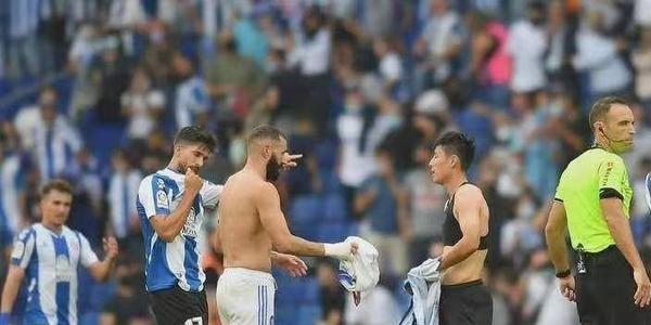 包含本泽马今日表现抢眼，武磊整场无解，教练赛后亲自拥抱的词条